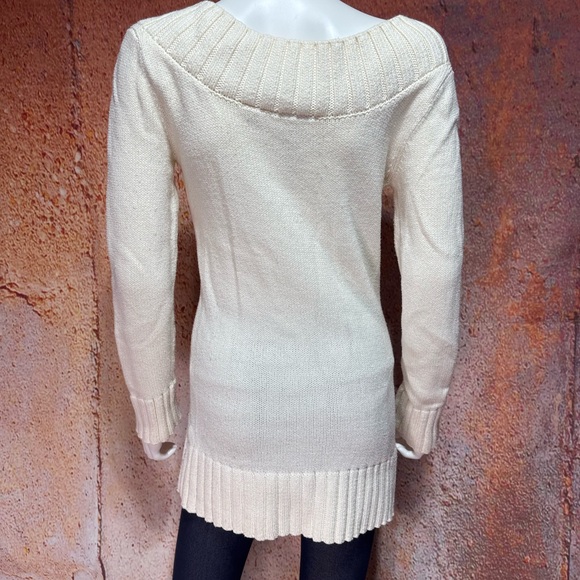 Elegant Winter White DKNY Sweater - Picture 5 of 7
